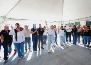 VECINOS AGRADECEN A ALCALDESA Municipio invierte 14 millones en Los Olivos