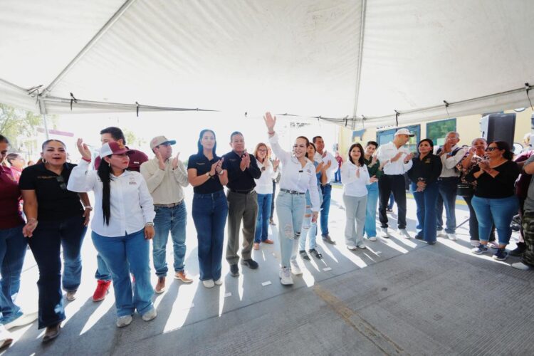 VECINOS AGRADECEN A ALCALDESA Municipio invierte 14 millones en Los Olivos