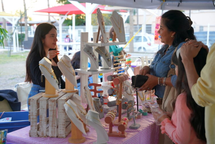 TODO LISTO PARA EL BAZAR REVOLUCIONARIO EN EL PARQUE MENDOZA