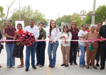 CARMEN LILIA CANTUROSAS ENTREGA IMPORTANTES OBRAS DE PAVIMENTACIÓN EN COLONIAS 150 ANIVERSARIO Y FRANCISCO VILLA 