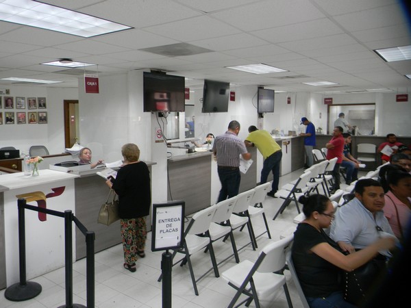 Motociclistas aprovechan los descuentos en Oficina Fiscal