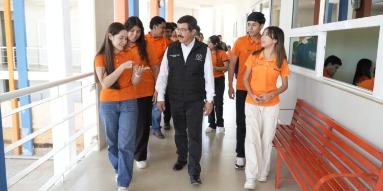 Constata rector logros y avances académicos de la Prepa 3 UAT