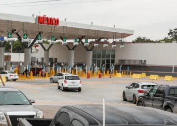 CAOS PARA REGRESAR A NLD Puentes ‘atorados’ por falta de carriles