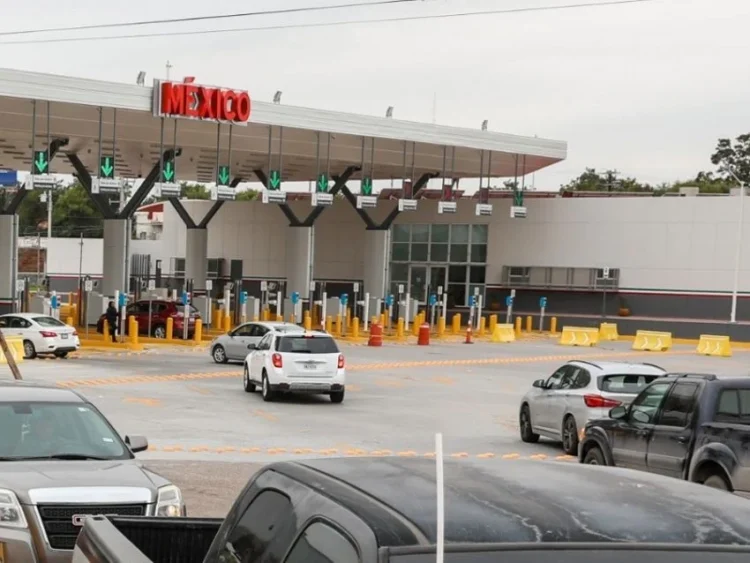 CAOS PARA REGRESAR A NLD Puentes ‘atorados’ por falta de carriles