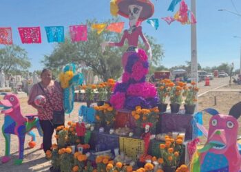 Familias neolaredenses honran a sus difuntos