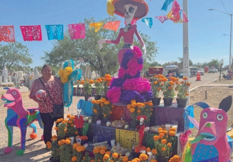 Familias neolaredenses honran a sus difuntos