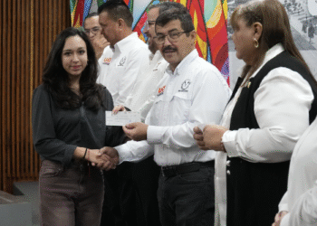 Entregan más de 8 mil becas a universitarios