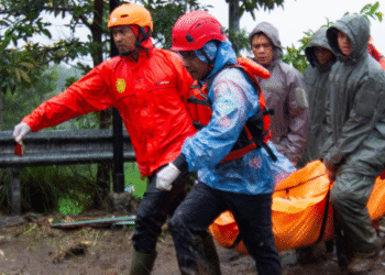 Inundaciones en Indonesia dejan al menos 69 muertos