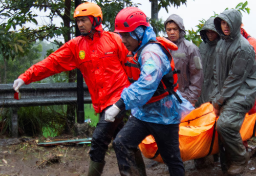 Inundaciones en Indonesia dejan al menos 69 muertos