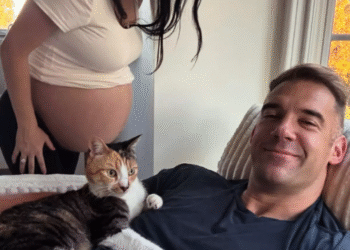 Anuncia el nacimiento de gemelas