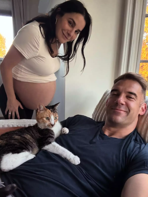 Anuncia el nacimiento de gemelas