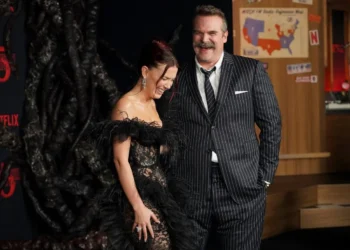 ¿Ya no hay demanda? Millie Bobby Brown y David Harbour se abrazan en la alfombra roja de ‘Stranger Things 5’
