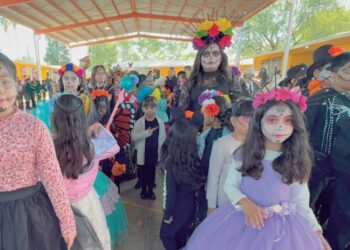 ALTAR EN LA NIÑO ARTILLERO Alumnos honran al Guardián de las Mariposas Monarca