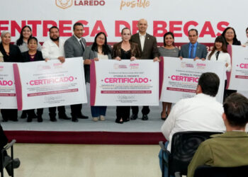 CARMEN LILIA CANTUROSAS Entregan 300 becas “Juntos por la Titulación”