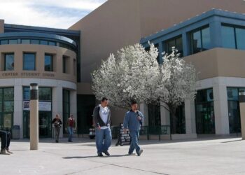 ANTE POLÍTICAS MIGRATORIAS Estudiantes podrían perder sus visas si salen del país