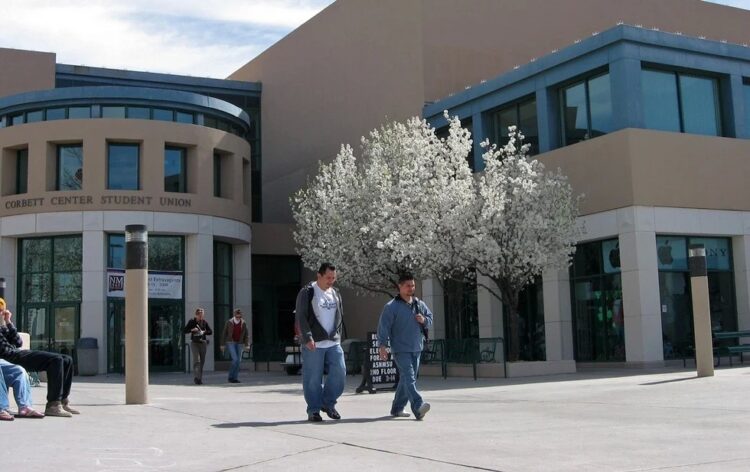ANTE POLÍTICAS MIGRATORIAS Estudiantes podrían perder sus visas si salen del país