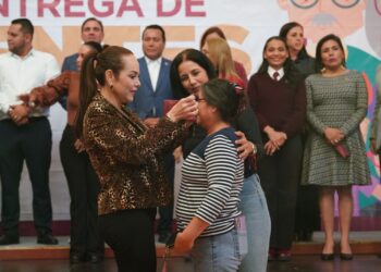 APOYO A LA SALUD VISUAL Realizan entrega de lentes gratuitos