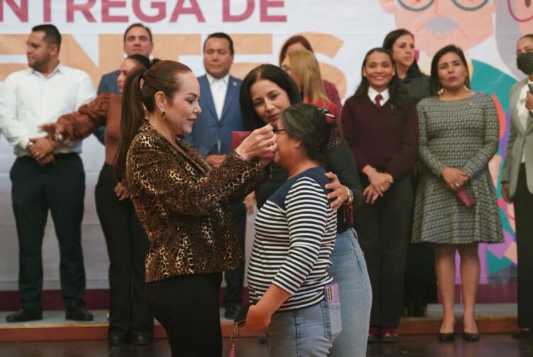 APOYO A LA SALUD VISUAL Realizan entrega de lentes gratuitos