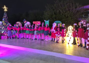 CBTIS 137 Realizan encendido de pino navideño