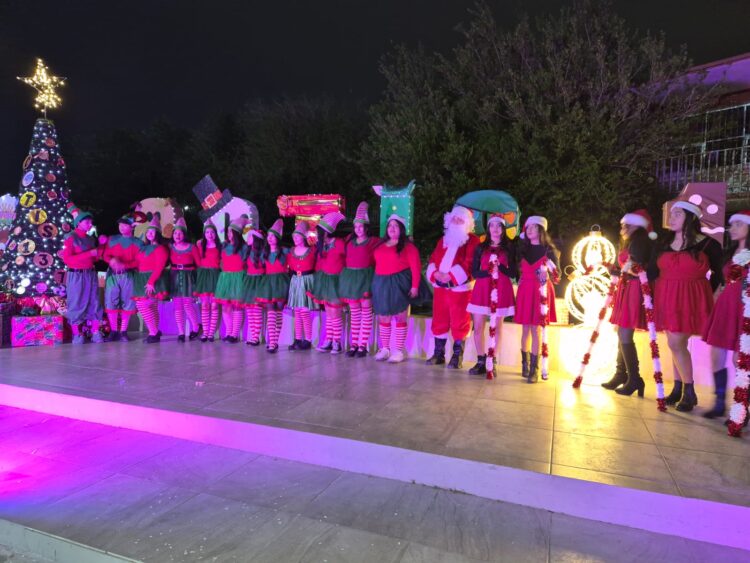 CBTIS 137 Realizan encendido de pino navideño