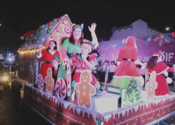 ENCABEZAN DESFILE NAVIDEÑO Américo y María encienden el pino