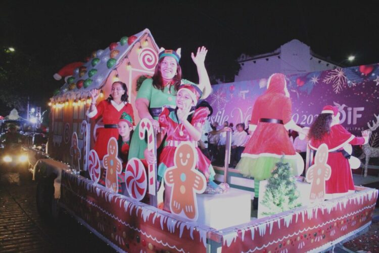 ENCABEZAN DESFILE NAVIDEÑO Américo y María encienden el pino