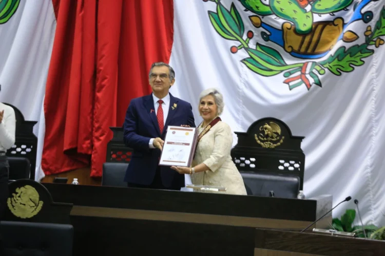 A CECILIA IMELDA LUGO CRUZ Entrega Gobernador medalla “Luis García Arellano”
