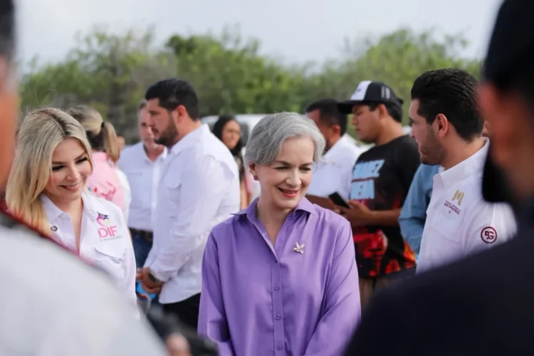 BRIGADA NAVIDEÑA Américo y María llevan beneficios a Higuerillas