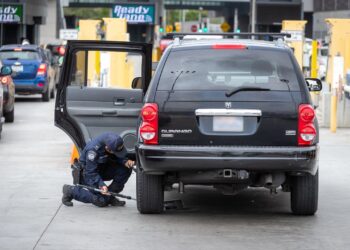 ADUANAS Y PROTECCIÓN FRONTERIZA Sancionará a mexicanos con placas vencidas