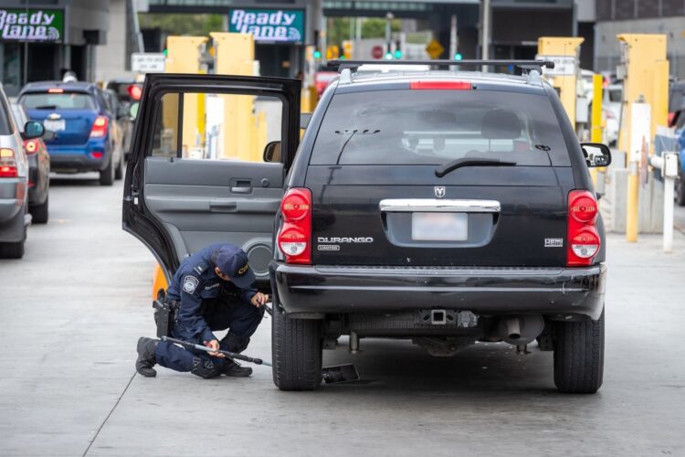 ADUANAS Y PROTECCIÓN FRONTERIZA Sancionará a mexicanos con placas vencidas