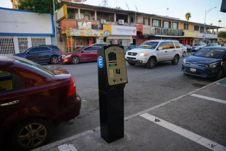 MODERNIZAN INFRAESTRUCTURA VIAL Colocan nuevos parquímetros