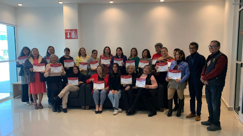 MUJERES DE TODAS LAS EDADES CONCLUYEN CURSO DE COMPUTACIÓN DEL GOBIERNO MUNICIPAL EN LA INFOTECA SOR JUANA