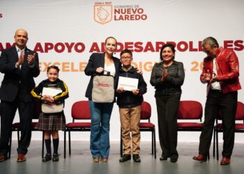 PROGRAMA ‘EXCELENCIA DIGITAL’ Entregan 840 tabletas a estudiantes destacados
