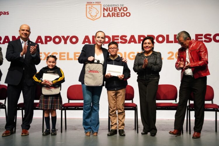 PROGRAMA ‘EXCELENCIA DIGITAL’ Entregan 840 tabletas a estudiantes destacados