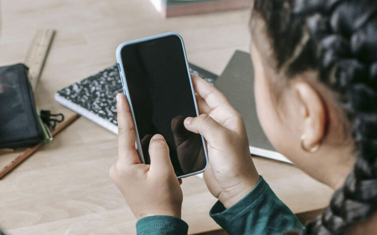 Prohibirían el uso de celulares en escuelas