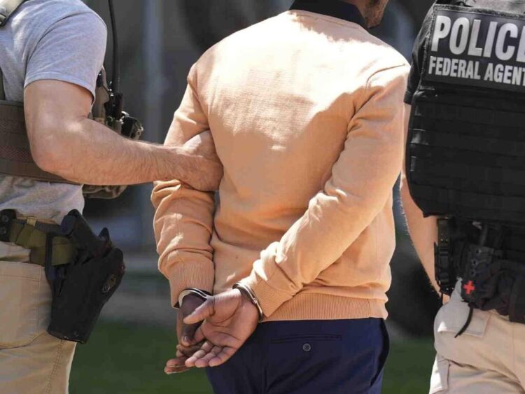 ASEGURAN ACTIVISTAS Autoridades ‘cazan’ a migrantes