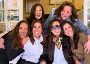 YOLANDA ANDRADE EN MEDIO DE LA PREOCUPACIÓN POR SU SALUD Se reúne con sus excompañeras