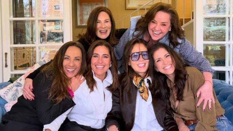 YOLANDA ANDRADE EN MEDIO DE LA PREOCUPACIÓN POR SU SALUD Se reúne con sus excompañeras