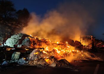 Siniestro entre tráileres termina en incendio sobre la carretera MTY–NLD