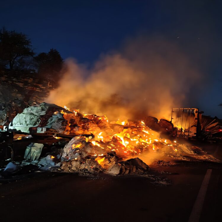 Siniestro entre tráileres termina en incendio sobre la carretera MTY–NLD