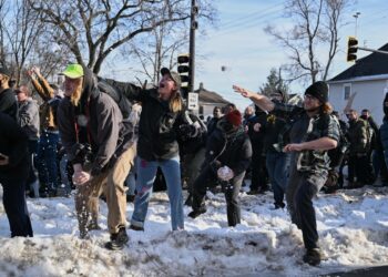 TENSIONES EN MINNEAPOLIS Defiende Trump a agente del ICE