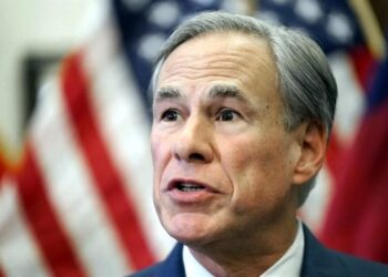 Ordena Abbott ‘congelar’ solicitudes de visas H-1B