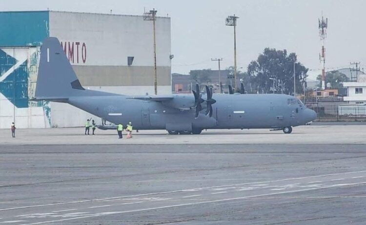 Aterrizaje de avión militar en Toluca causa conflictos
