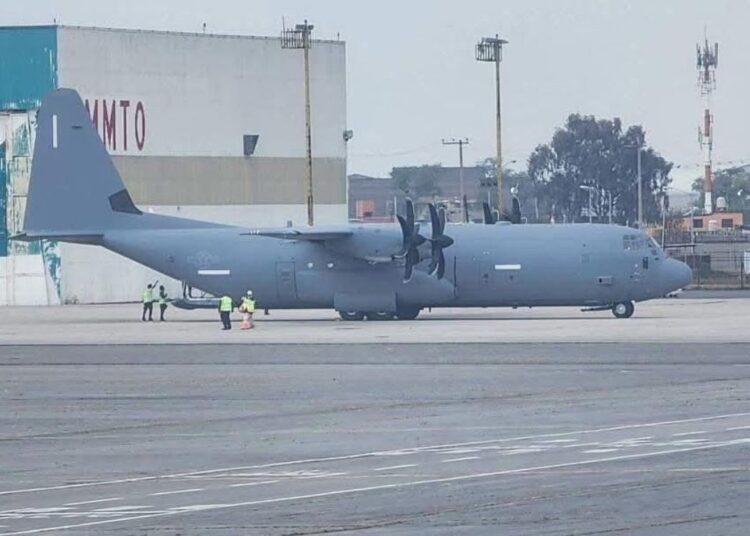 Aterrizaje de avión militar en Toluca causa conflictos