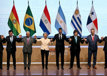 Firman acuerdo de libre comercio