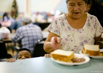 Bethany House alimenta a cientos de indigentes en Laredo