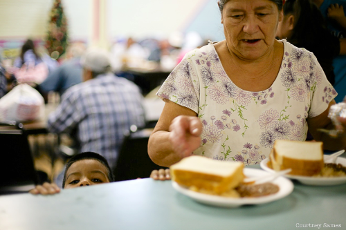 Bethany House alimenta a cientos de indigentes en Laredo