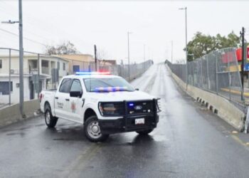 POR FRÍO EXTREMO Advierten por formación de hielo en calles y puentes