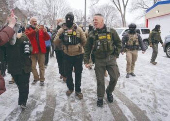 ANTE PROTESTAS EN EL PAÍS Pide Abbott ‘recalibrar’ trabajo del ICE