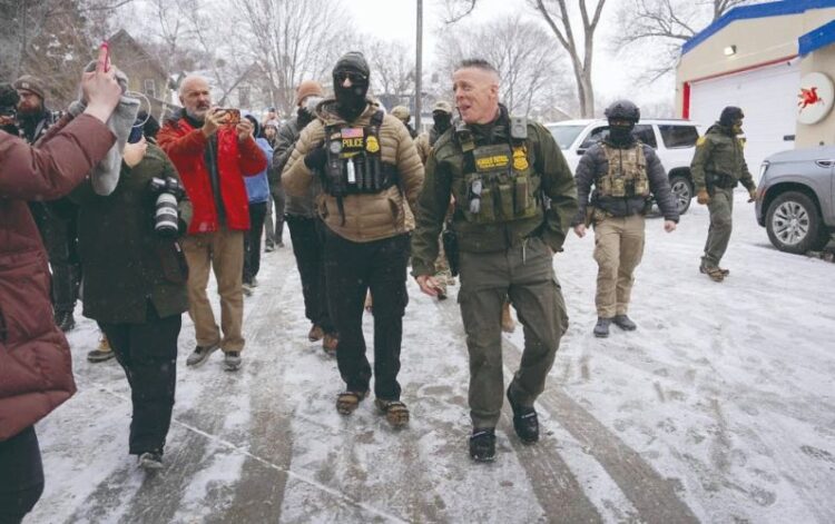 ANTE PROTESTAS EN EL PAÍS Pide Abbott ‘recalibrar’ trabajo del ICE